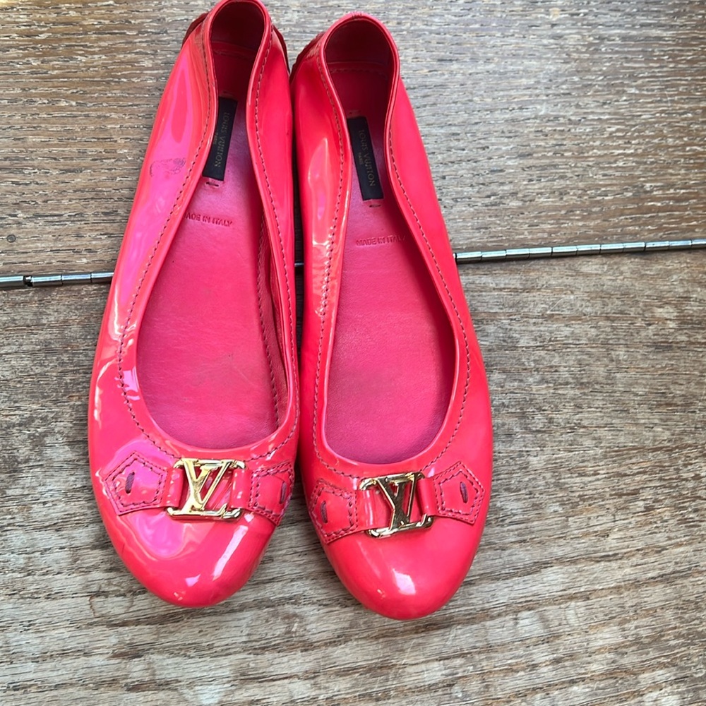 Louis Vuitton fuchsia pink patent leather flats size 40.